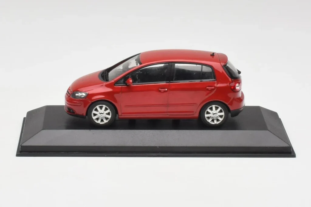 โมเดลรถ 1:43 Volkswagen Golf Plus Tornado สีแดง Minichamps (มือสอง)