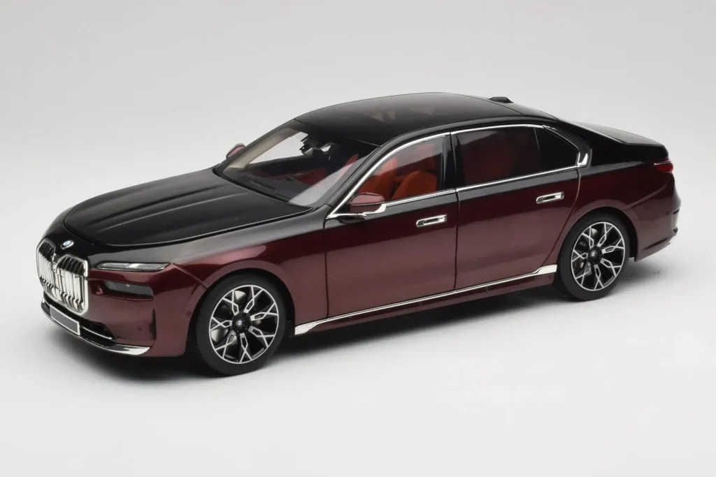 车型 1:18 BMW i7 G70 Black & Red Metallic Minichamps