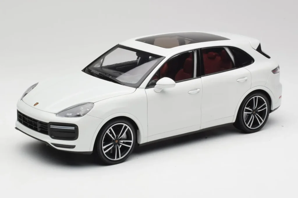 โมเดลรถ 1:18 Porsche Cayenne 9YA Turbo สีขาวเมทัลลิก Minichamps (มือสอง)