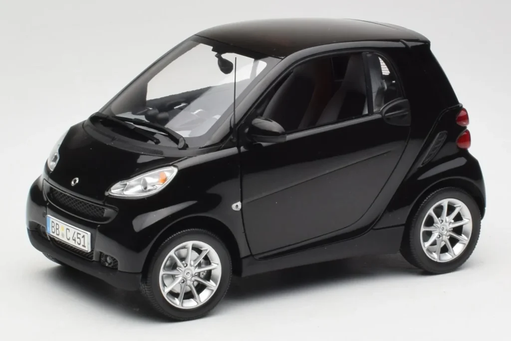 Model 1:18 Smart Fortwo Coupe W451 Deep Black Minichamps