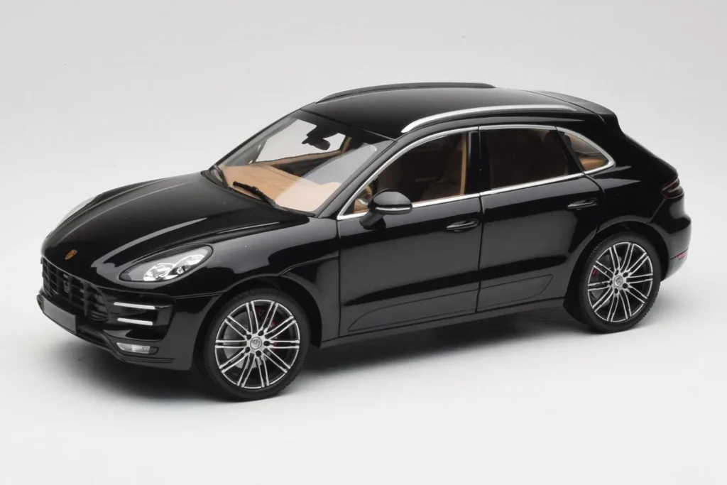 โมเดลรถ 1:18 Porsche Macan Turbo 95B สีดำเมทัลลิก Minichamps (มือสอง)