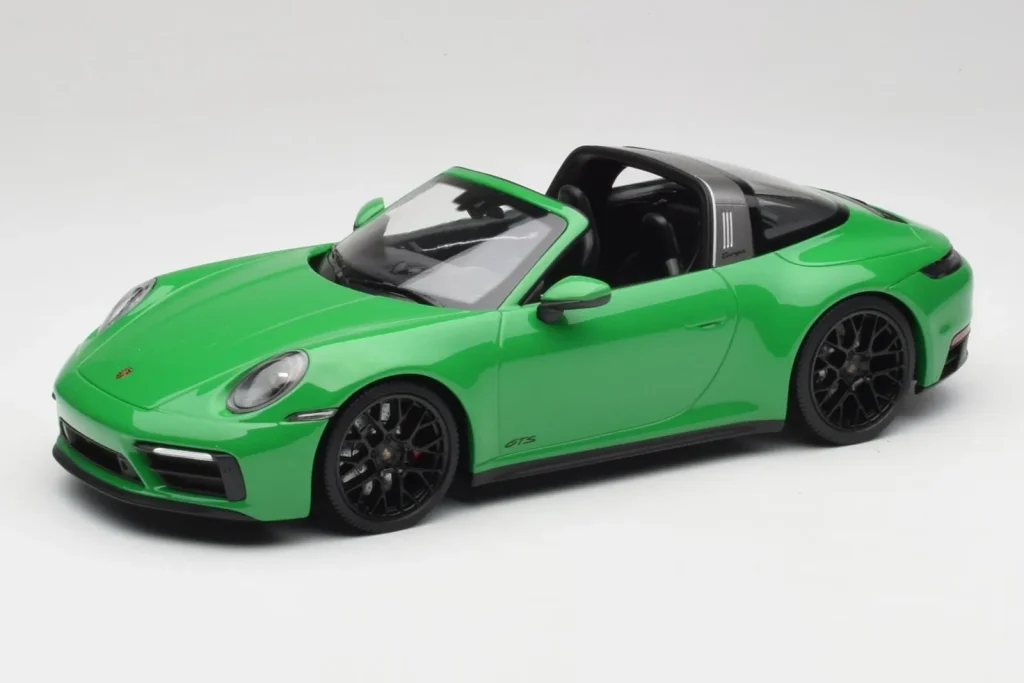 โมเดลรถ 1:18 Porsche 911 991.2 Targa 4 GTS British Racing สีเขียว Minichamps