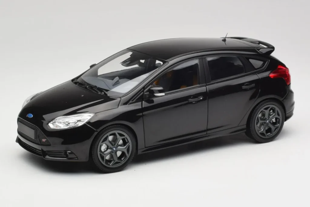 โมเดลรถ 1:18 Ford Focus ST Mk2 Panther สีดำเมทัลลิก Minichamps (มือสอง)