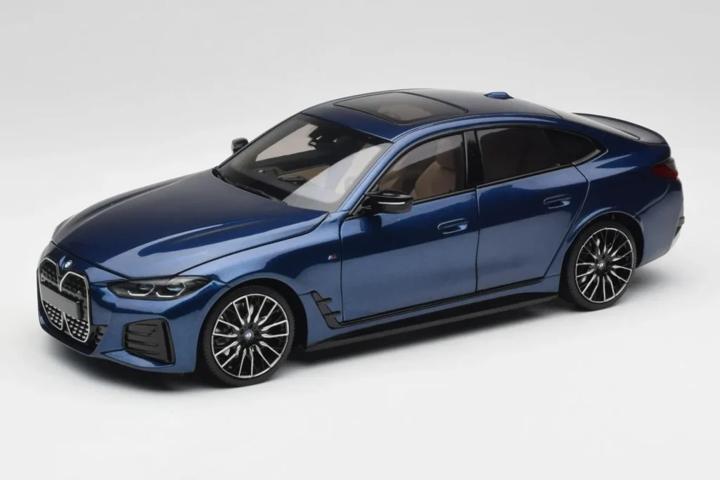 车型 1:18 BMW i4 M50 G26 Portimao 蓝色 Minichamps