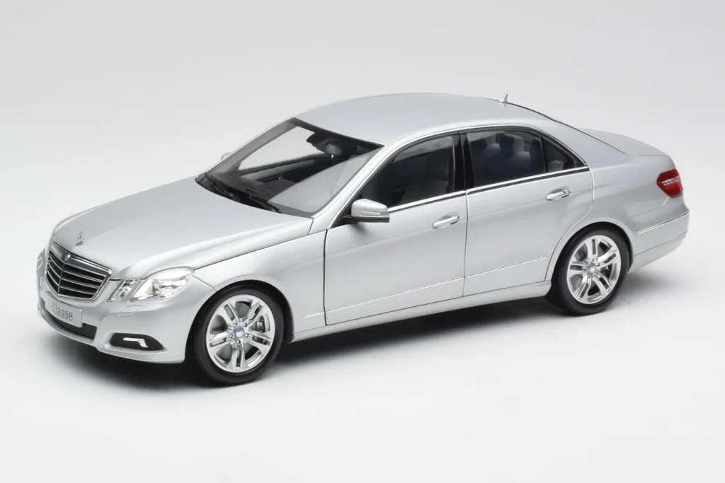 โมเดลรถ 1:18 Mercedes E-Class W212 Avantgarde Iridium Silver Paint Issue 1 Minichamps (มือสอง)