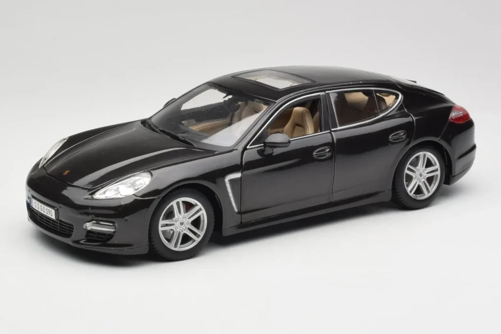 โมเดลรถ 1:18 Porsche Panamera Turbo 970 สีดำ Maisto (มือสอง)