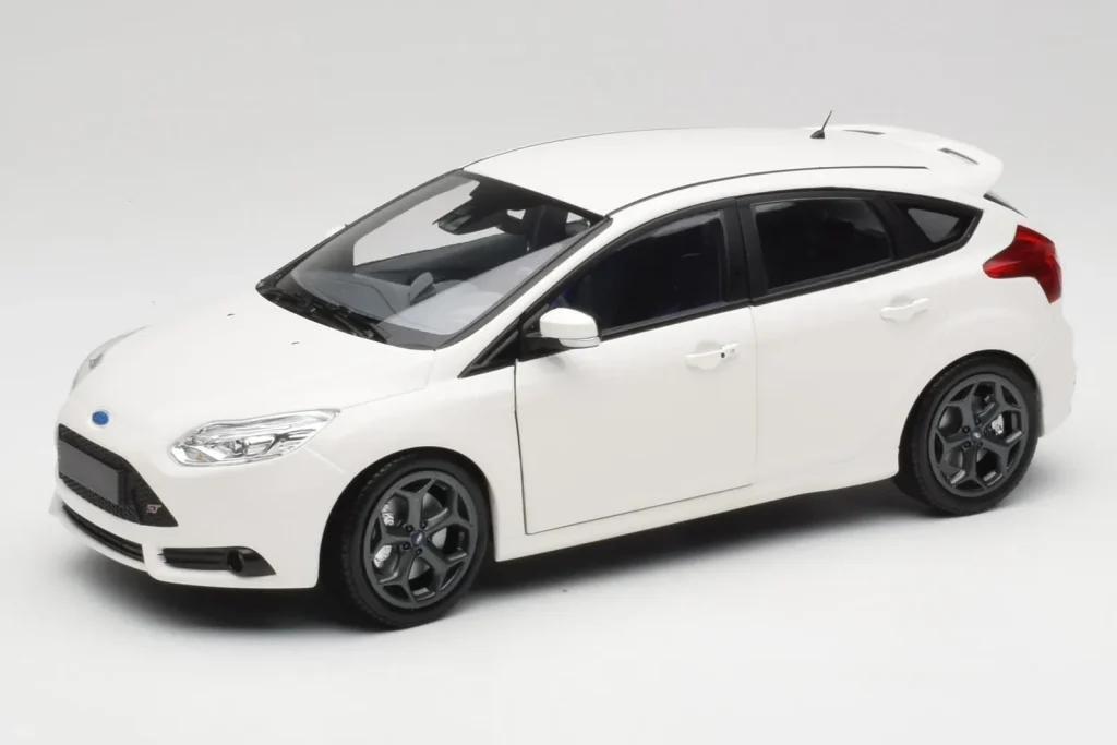 โมเดลรถ 1:18 Ford Focus ST Mk2 สีขาว Minichamps (มือสอง)