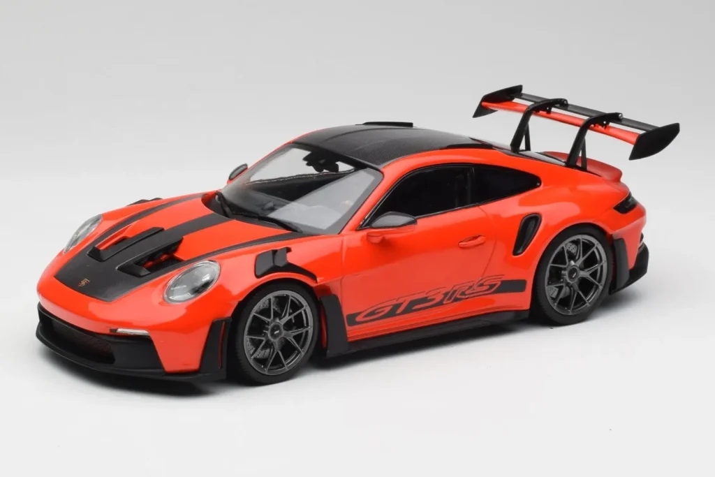 โมเดลรถ 1:18 Porsche 911 992 GT3 RS Guards Orange & Silver Wheels Minichamps (มือสอง)