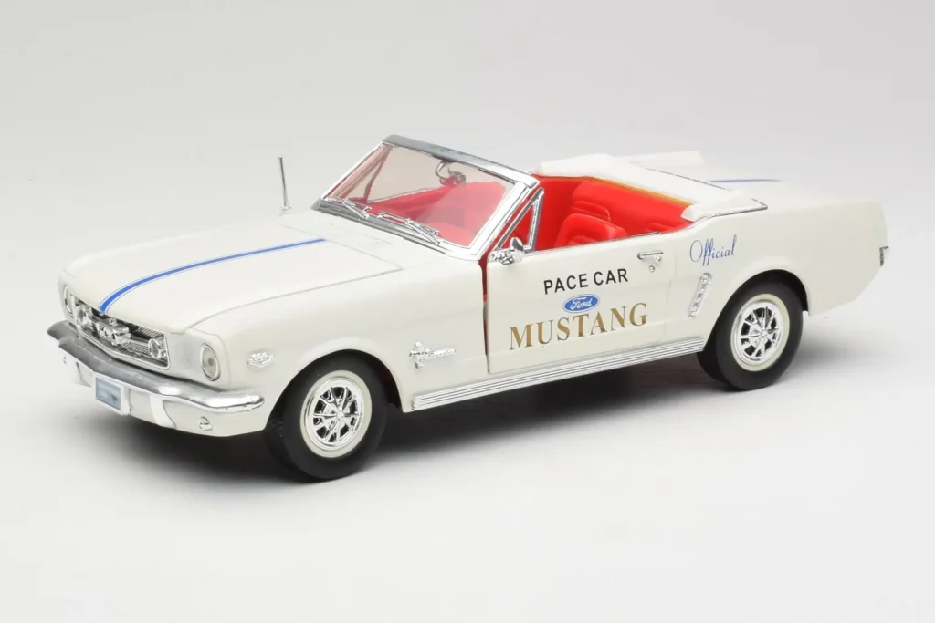 Model 1:18 Ford Mustang Pace Car Wimbledon white Solido