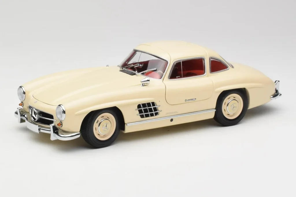 โมเดลรถ 1:18 Mercedes 300 SL W198 Cream With Red Interior Minichamps (มือสอง)