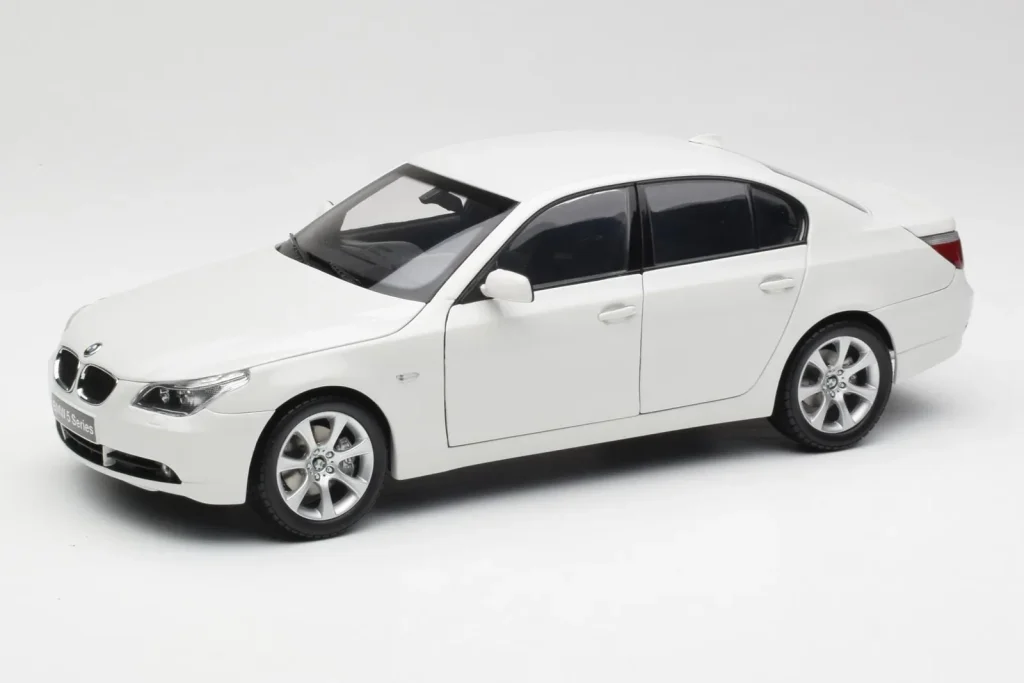 Model 1:18 BMW E60 545i Alpine white Kyosho