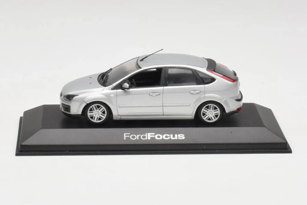 Model 1:43 Ford Focus Mk2 Moondust silver Minichamps