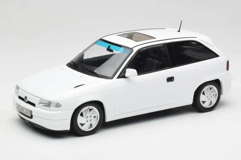 Model 1:18 Opel Astra F GSi Blanc Casablanca Norev