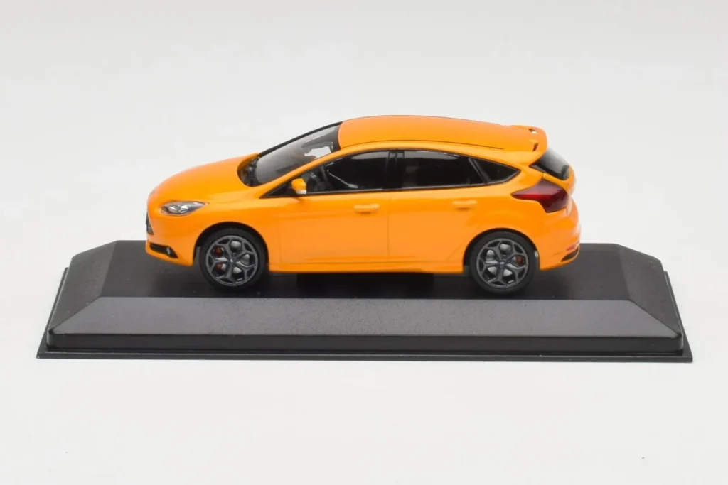 Model 1:43 Ford Focus ST Mk3 Tangerine Scream Minichamps