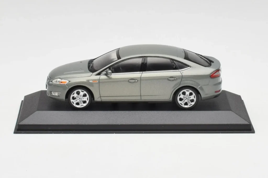 โมเดลรถ 1:43 Ford Mondeo Mk3 Sedan สีเทาเมทัลลิก Minichamps (มือสอง)