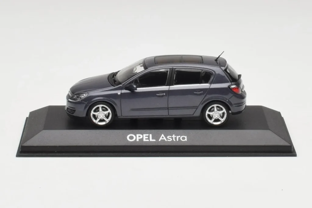 Model 1:43 Opel Astra H Dark Blue Minichamps