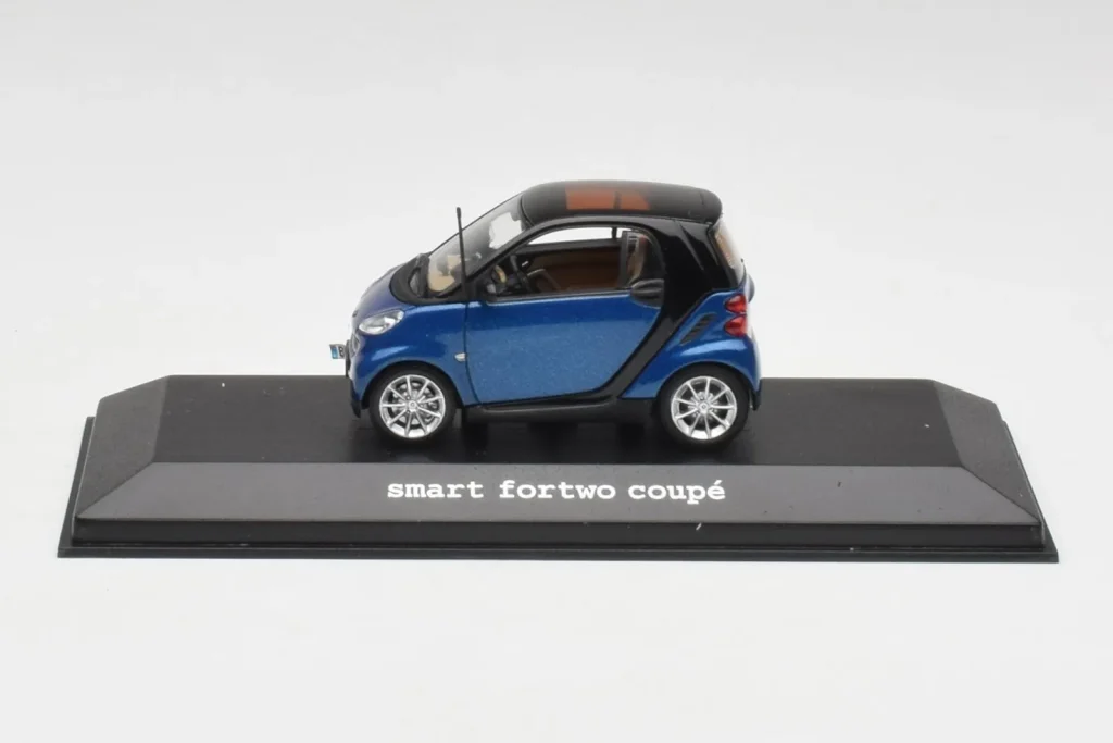 โมเดลรถ 1:43 Smart Fortwo Coupe Aqua Blue Metallic & Black Minichamps (มือสอง)