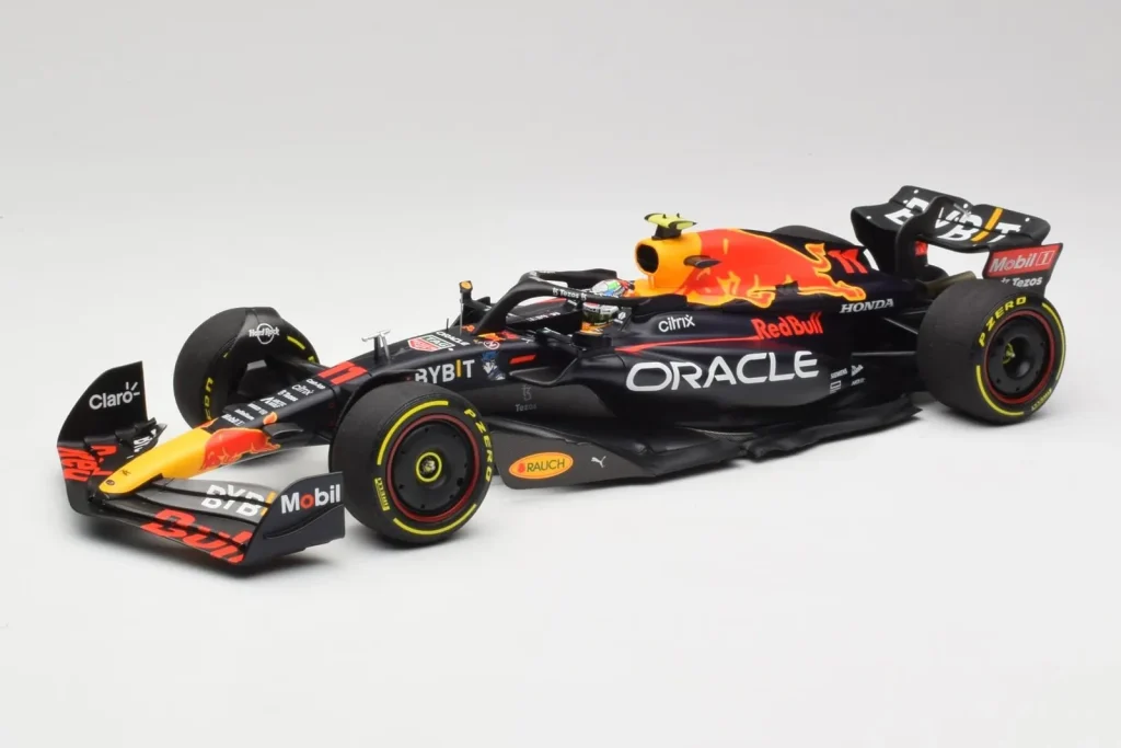 โมเดลรถ 1:18 Oracle Red Bull Racing RB18 #11 S. Perez Abu Dhabi GP ปี 2022 Minichamps (มือสอง)