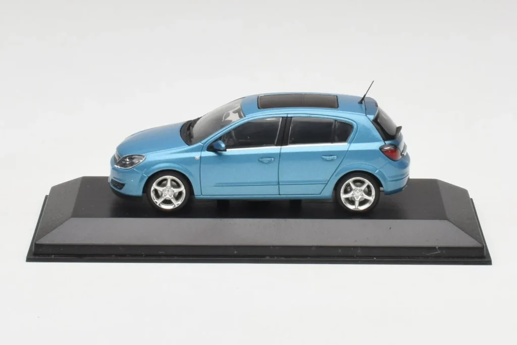 Model 1:43 Opel Astra H Light Blue Minichamps