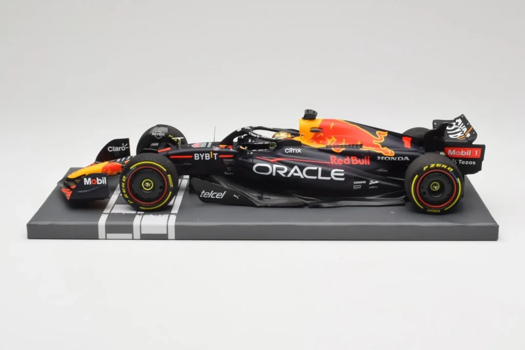 Model 1:18 Oracle Red Bull Racing RB18 #33 M. Verstappen Mexican GP year 2022 Minichamps