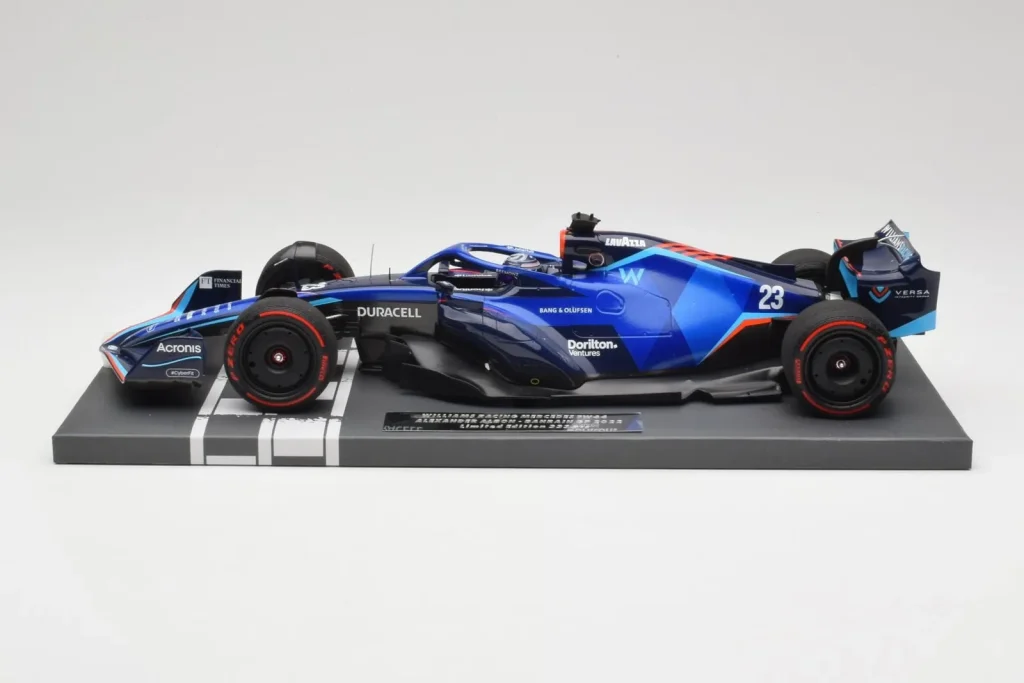 车型 1:18 Williams FW44 Mercedes #23 A. Albon Bahrain GP 年 2022 Minichamps