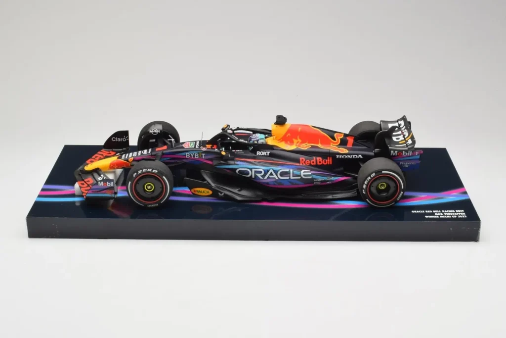 车型 1:18 Oracle Red Bull Racing RB19 #33 M. Verstappen Miami GP Case Edition 年 2023 Minichamps