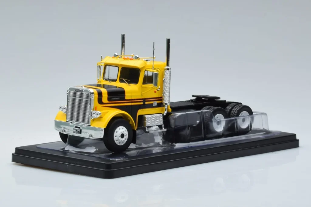 Model 1:43 Freightliner FLC120 64T yellow IXO