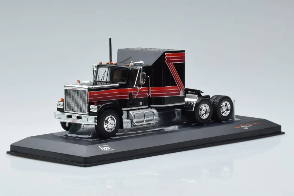 车型 1:43 GMC General Red Black IXO