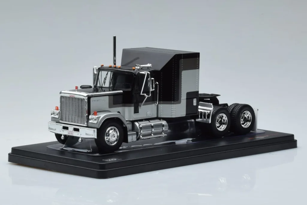 Model 1:43 GMC General Silver Black IXO