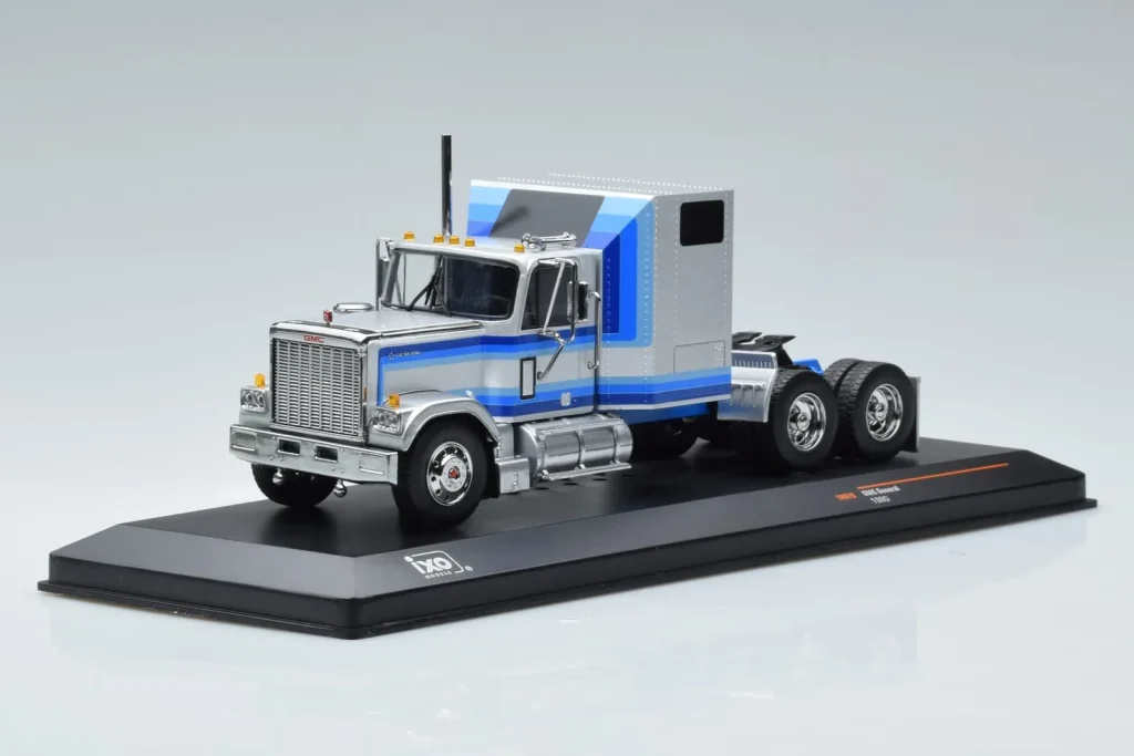 Model 1:43 GMC General silver IXO