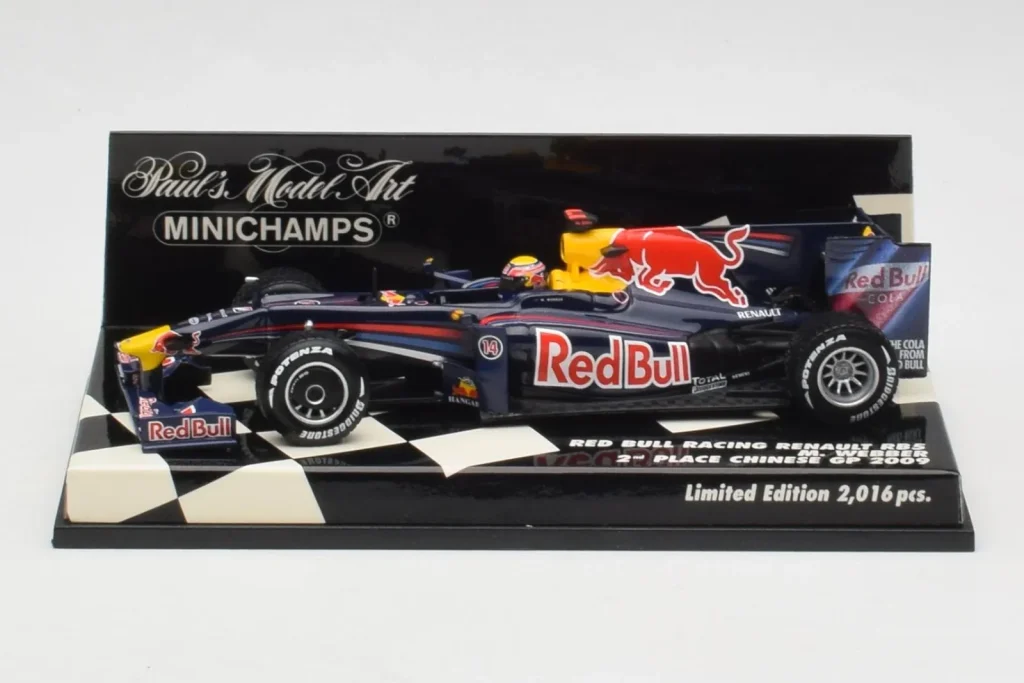 Model 1:43 Red Bull Racing Renault RB5 #14 M. Webber Race Car year 2009 Minichamps