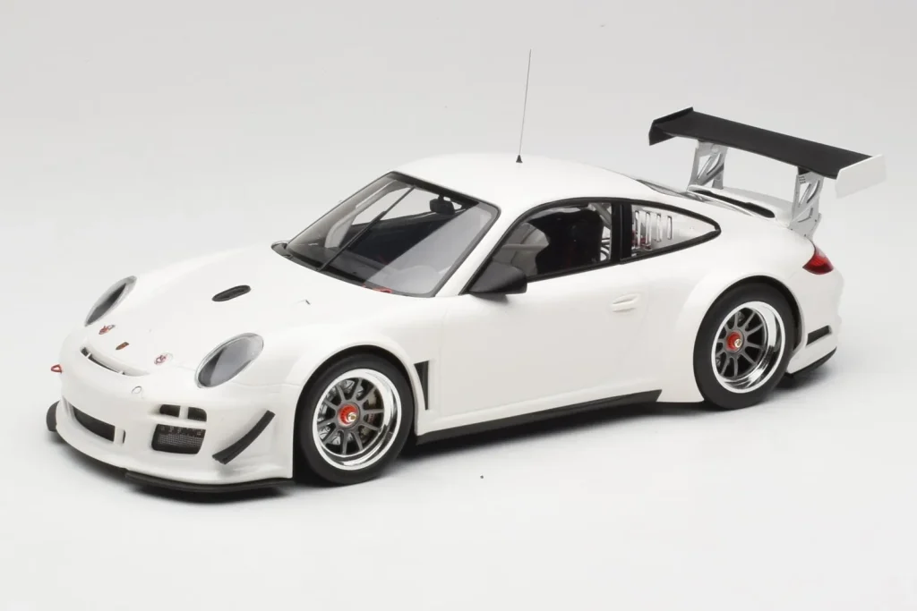 โมเดลรถ 1:18 Porsche 911 997 GT3 R Street สีขาว Minichamps (มือสอง)