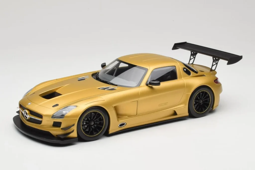 โมเดลรถ 1:18 Mercedes AMG SLS C197 GT3 Street สีทอง Minichamps (มือสอง)
