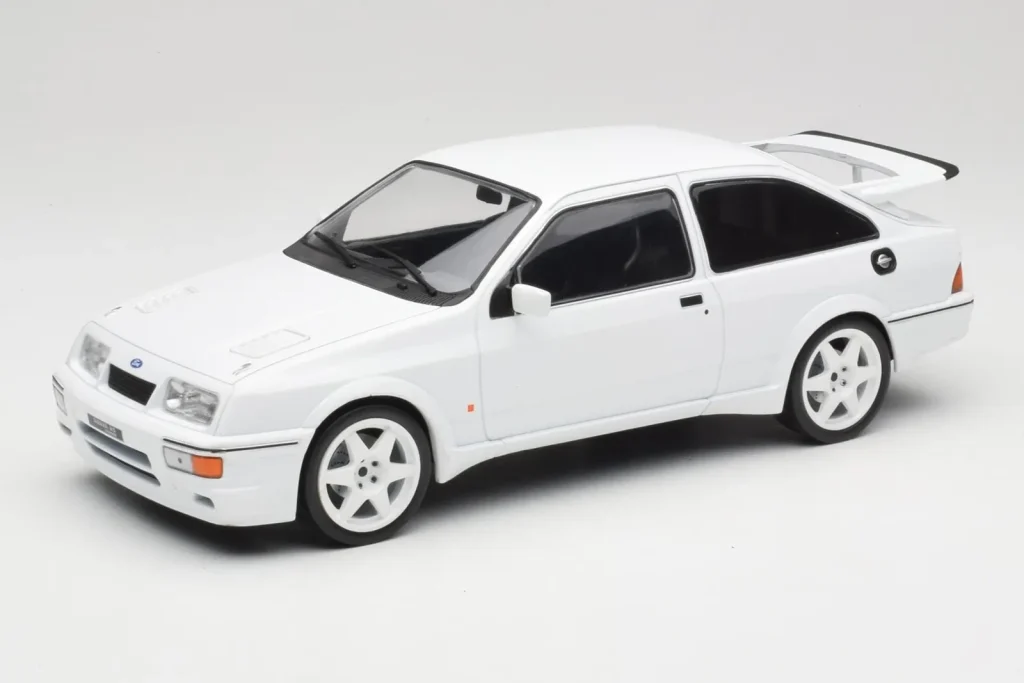 โมเดลรถ 1:18 Ford Sierra RS Cosworth สีขาว IXO