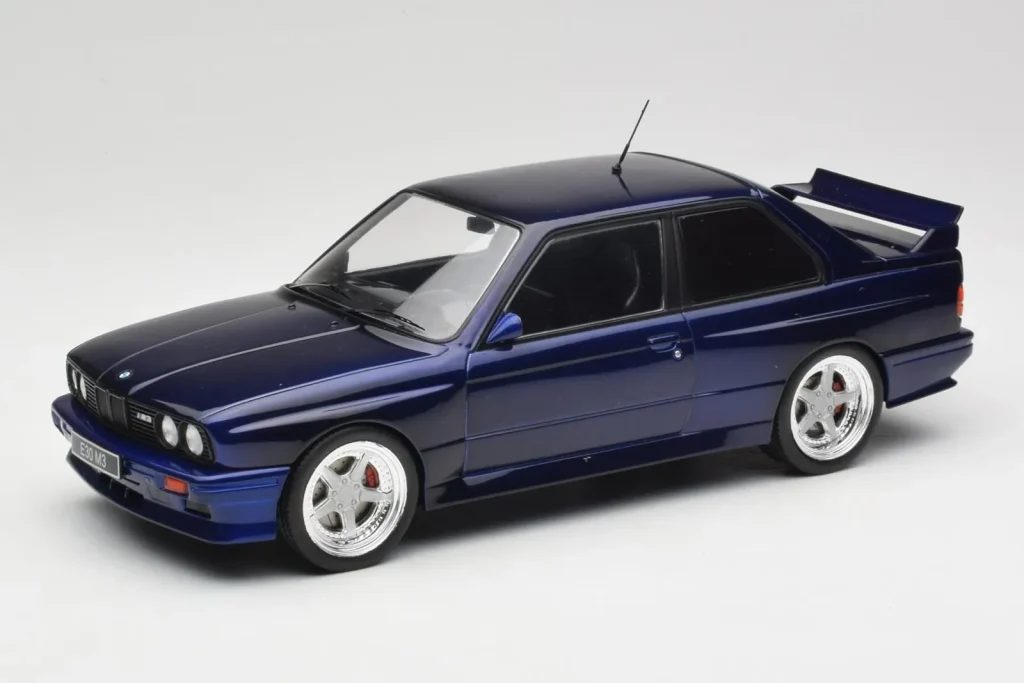 车型 1:18 BMW M3 E30 Macau 蓝色 IXO