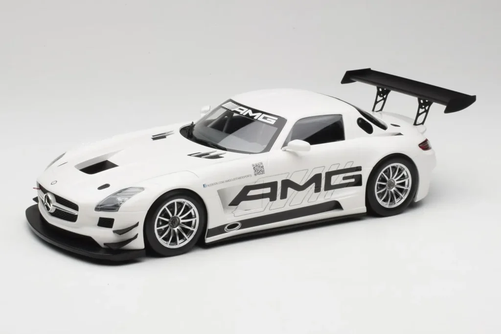 โมเดลรถ 1:18 Mercedes AMG SLS C197 GT3 Street สีขาว Minichamps (มือสอง)