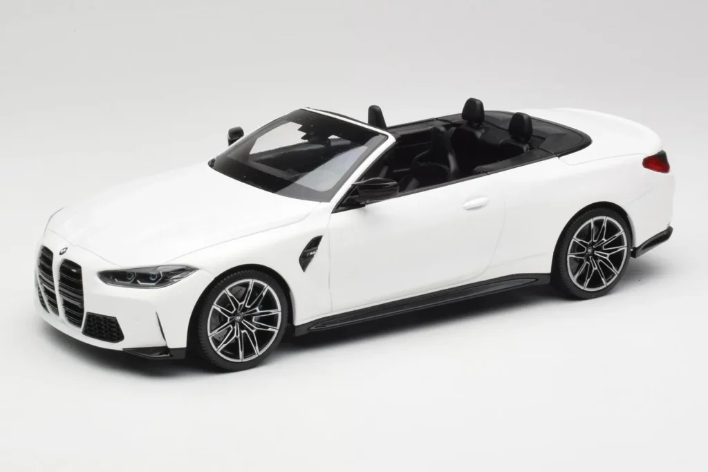 Model 1:18 BMW M4 G82 Cabriolet Alpine white Minichamps