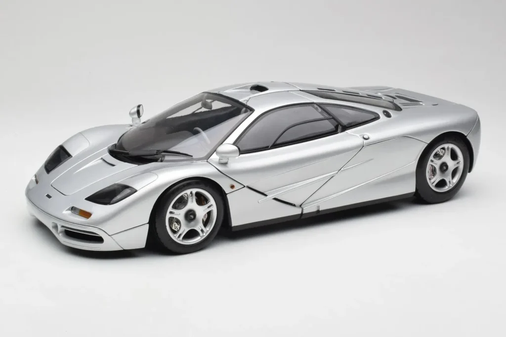 โมเดลรถ 1:12 McLaren F1 สีเงิน Minichamps (มือสอง)