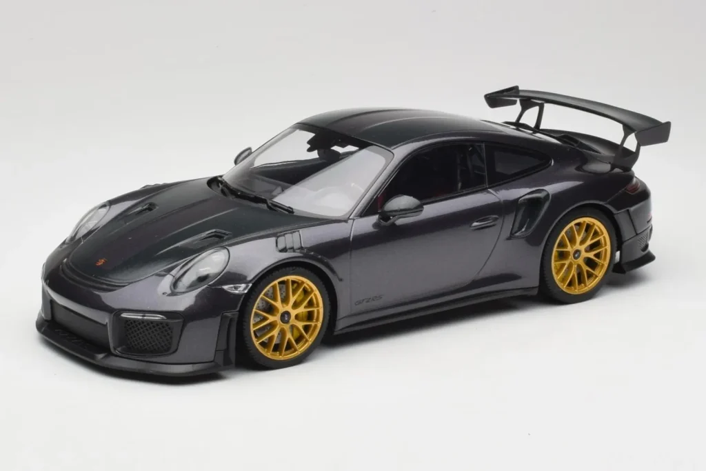 โมเดลรถ 1:18 Porsche 911 991.2 GT2 RS Weissach Package Purple Metallic With Golden Magnesium Wheels Minichamps (มือสอง)