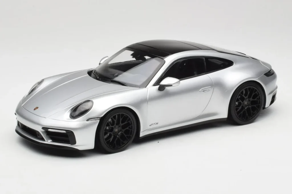โมเดลรถ 1:18 Porsche 911 992 Carrera 4 GTS สีเงิน Minichamps (มือสอง)