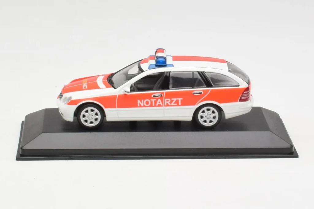 Model 1:43 Mercedes C-Class S203 Notarzt Minichamps