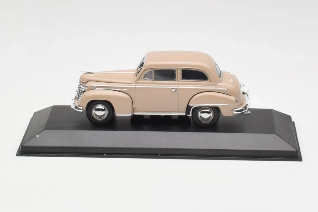 Model 1:43 Opel Olympia A beige Minichamps
