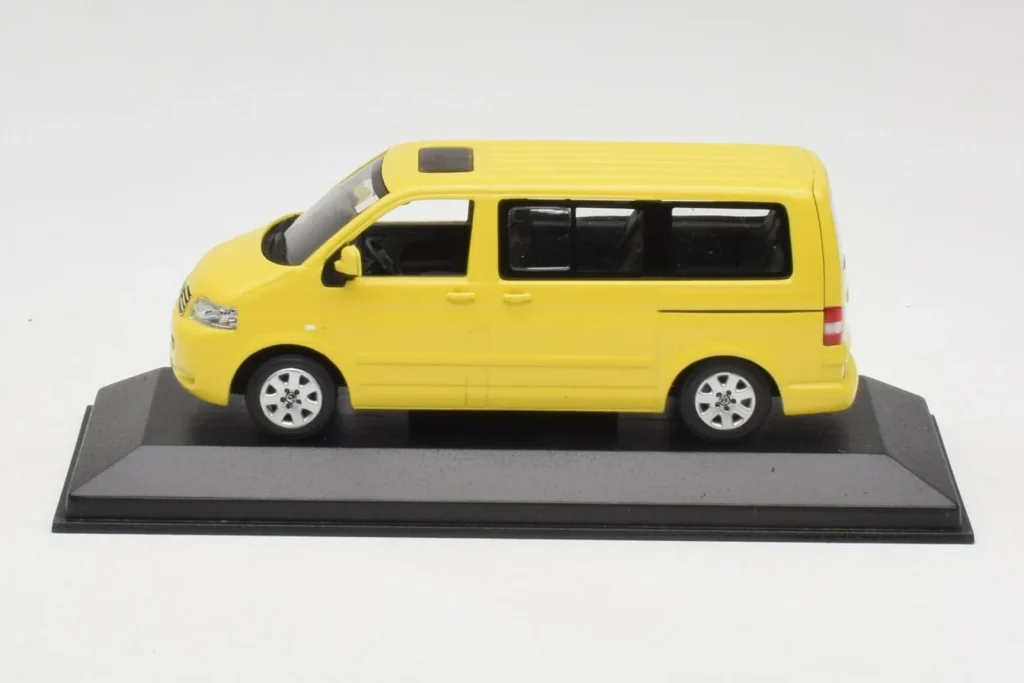 Model 1:43 Volkswagen T5 Bus yellow Minichamps