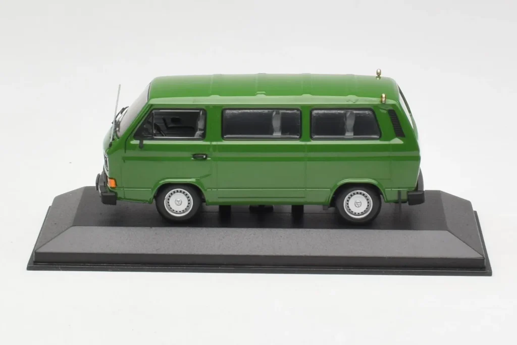 Model 1:43 Volkswagen T3 Bus green Minichamps