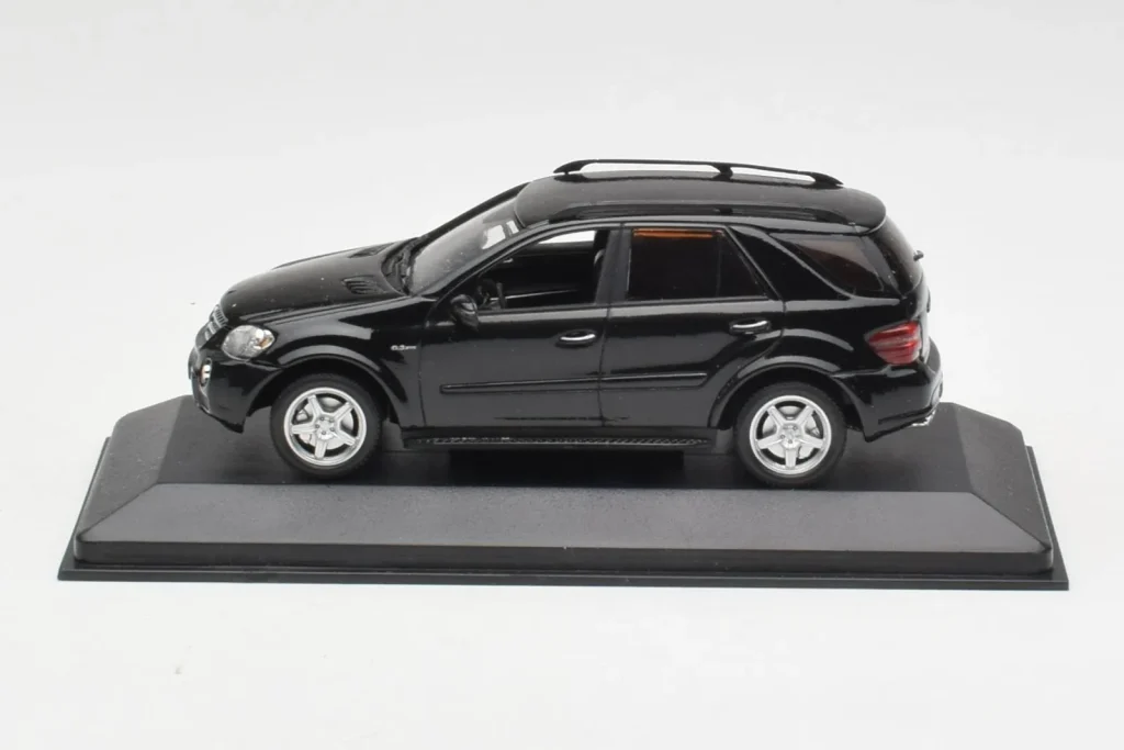 โมเดลรถ 1:43 Mercedes AMG ML 63 W164 สีดำ Minichamps (มือสอง)