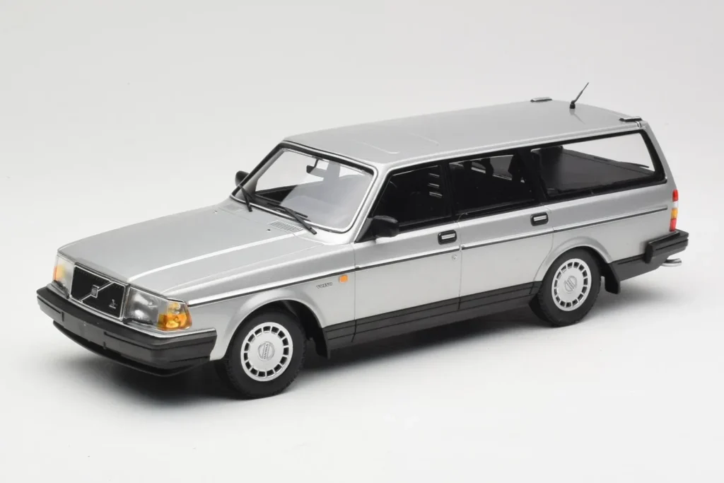 โมเดลรถ 1:18 Volvo 240 GL Estate สีเงิน Minichamps (มือสอง)