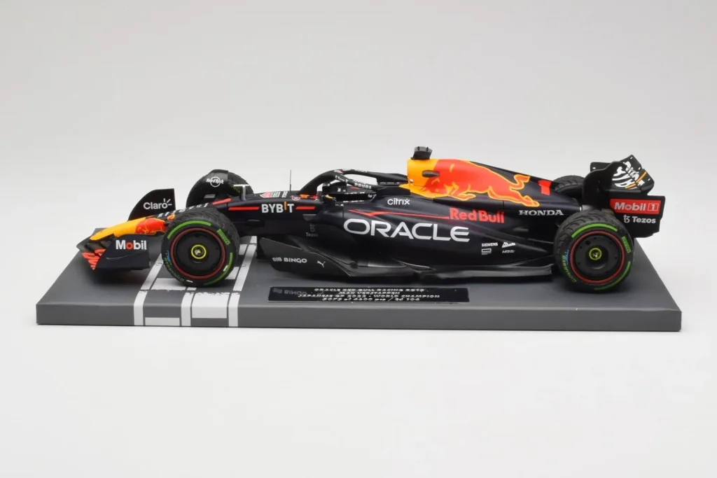 Model 1:18 Red Bull RB18 Oracle #1 M. Verstappen Japanese GP World Champion year 2022 Minichamps