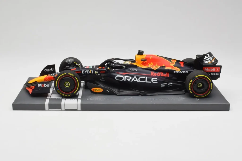 车型 1:18 Red Bull RB18 Oracle #1 M. Verstappen Abu Dhabi GP Winner 年 2022 Minichamps
