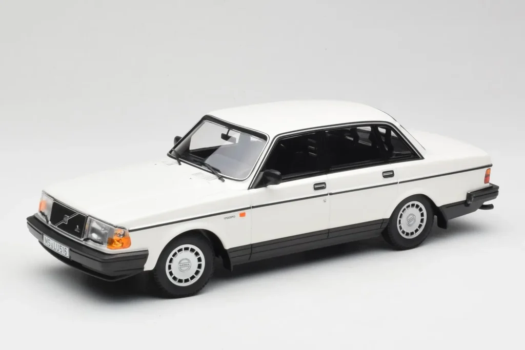 โมเดลรถ 1:18 Volvo 240 GL สีขาว Minichamps (มือสอง)