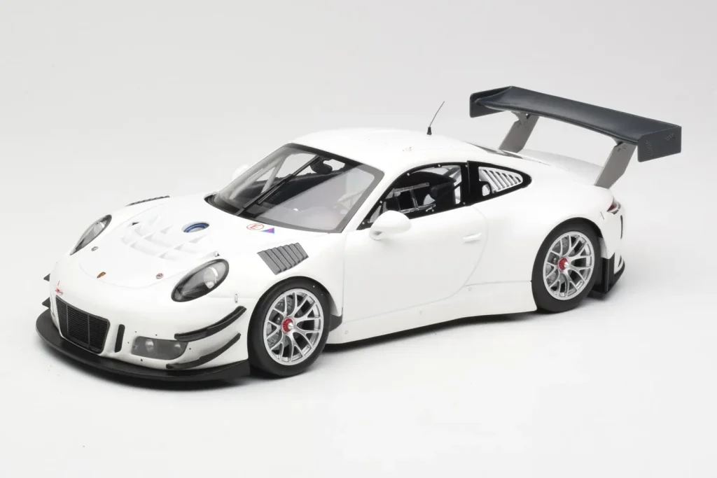 โมเดลรถ 1:18 Porsche 911 991.1 GT3 R White With Silver Wheels Minichamps (มือสอง)